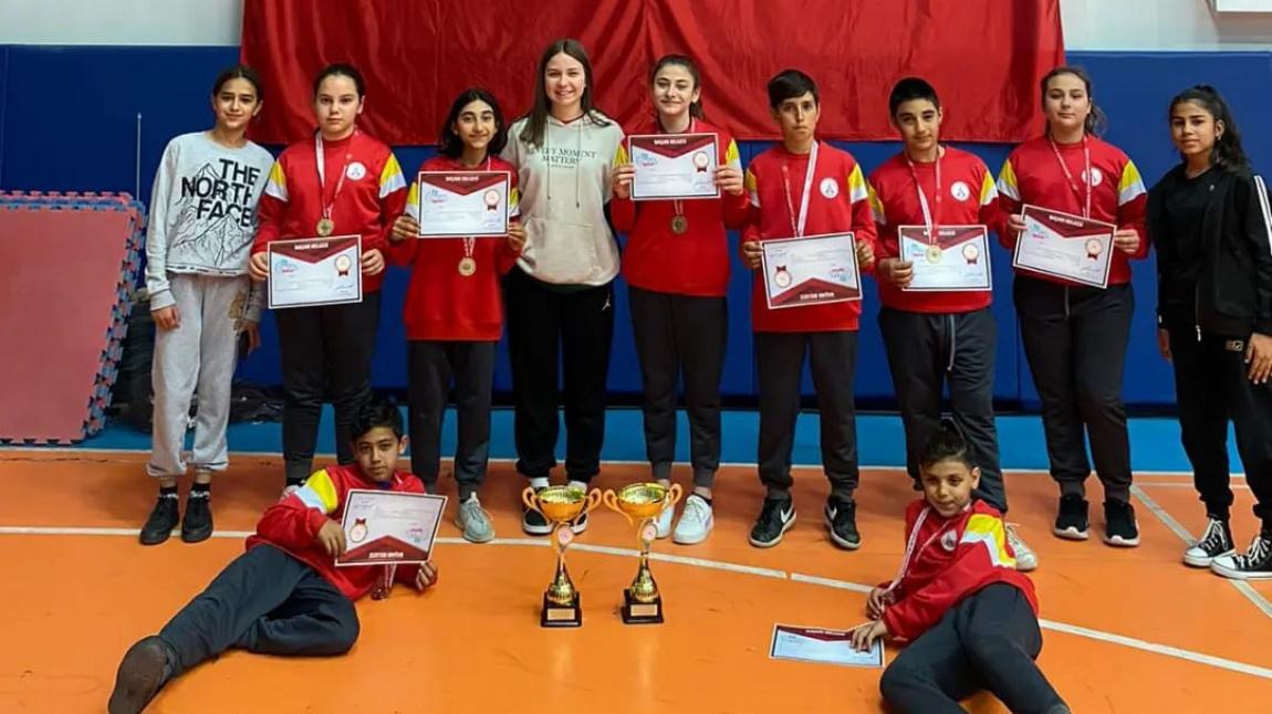 İl Genelinde Düzenlenen Yarışmalarda Okulumuz Öğrencileri Badminton Küçüklerde Kız ve Erkek Takımı Olarak Çifte Kupa Almışlardır.